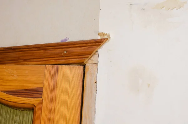 Duvar Kağıdı Kalıntılarıyla Dolu Bir Duvar Oturma Odasının Dikey Duvarı — Stok fotoğraf