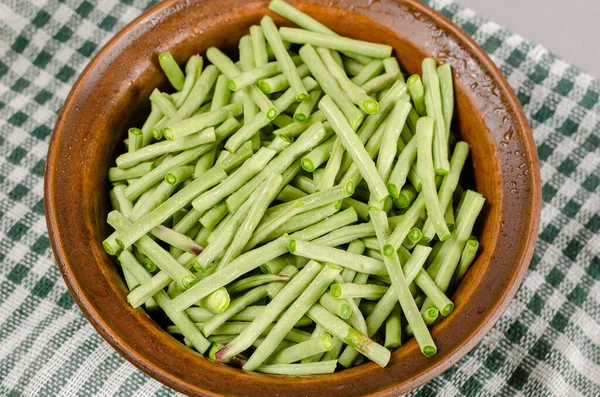 Ciotola Argilla Marrone Con Fagiolini Crudi Tessuto Bianco Verde Quadri — Foto Stock