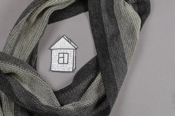 Dessiné Main Maison Sur Papier Blanc Enveloppé Dans Une Écharpe — Photo