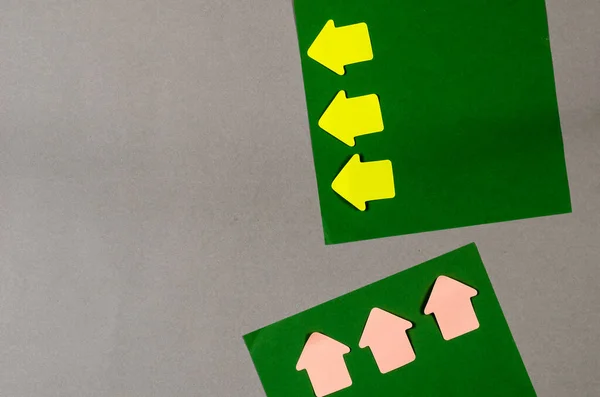 灰色の背景に紙とブックマークの矢印の正方形のシート 緑の紙 ピンクと黄色の矢印 トップ表示 — ストック写真