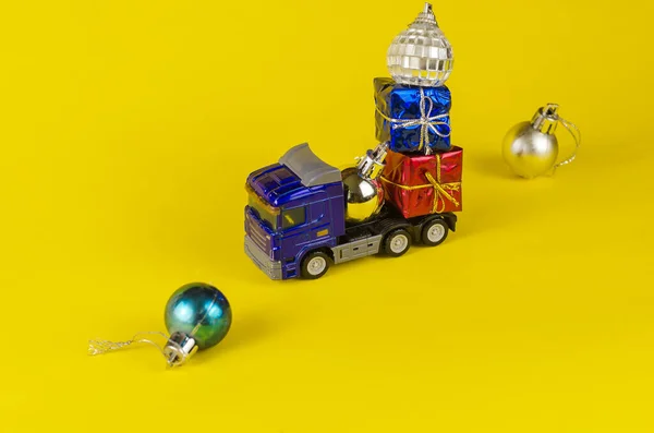 Speelgoedauto Met Dozen Kerstcadeaus Blauwe Auto Met Kleurrijke Dozen Kerstballen — Stockfoto