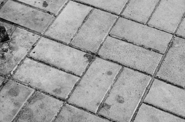 Smutsiga Sidewalk Täckt Med Grå Pentahedral Kakel Geometrisk Sammansättning Ovanifrån — Stockfoto