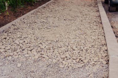 Yeni kaldırımlar inşa ediliyor. Yaya geçidi yeni kaldırımlarla çevrili. Ezilmiş taşla kaplanmış ve sıkıştırılmış. Bir sonraki aşama için hazır. Tamir ve inşaat işleri. Dışarı çıkın. Seçici odak