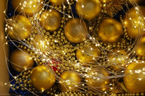 Sprankelende Gouden Kerstversieringen Gildeverlichting Kerstballen Knutselen Bloemenslingers Vrolijk Kerstfeest Gelukkig — Stockfoto