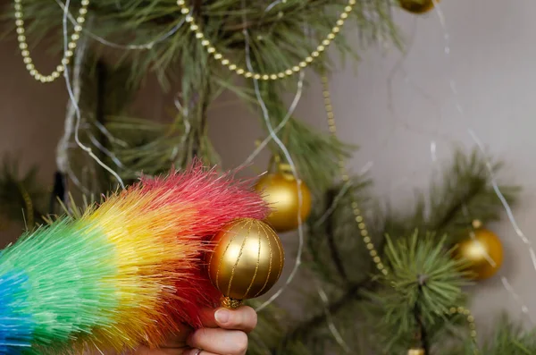 Uma Mulher Limpa Poeira Das Bolas Árvore Natal Uma Mulher — Fotografia de Stock