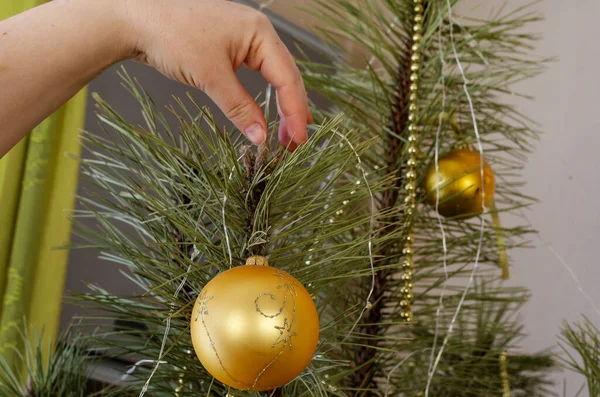 Mulher Decorar Uma Árvore Natal Mulher Adulta Pendura Bolas Festivas — Fotografia de Stock