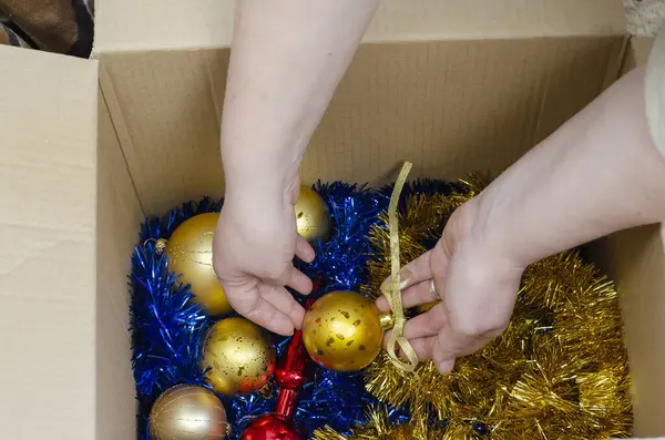 Uma Mulher Tira Decorações Natal Uma Caixa Bolas Natal Ouropel — Fotografia de Stock