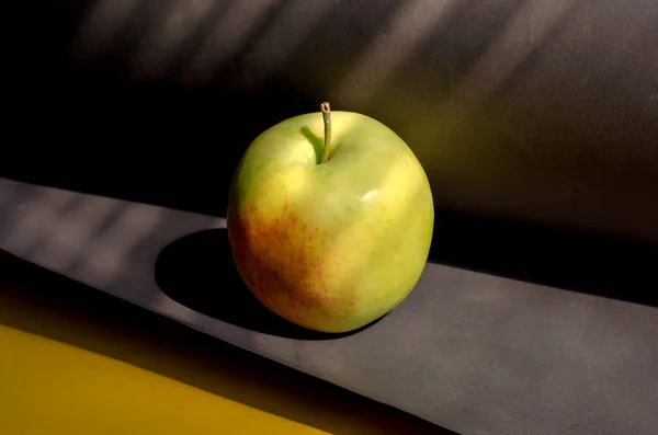 Una Manzana Madura Sobre Fondo Gris Amarillo Fruta Lista Para — Foto de Stock