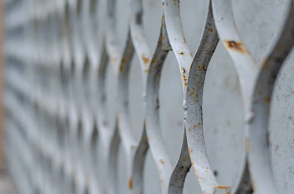 Metalowy Plaster Miodu Szary Beton Cofającej Się Perspektywie Stary Zardzewiały — Zdjęcie stockowe