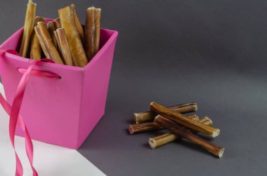 İçinde evcil hayvan maması olan pembe bir hediye kutusu. Zorbalarla dolu kutuyu aç.