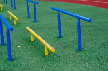 Bacak ve karın kasları için yatay çubukları olan spor sahası. Açık alan f