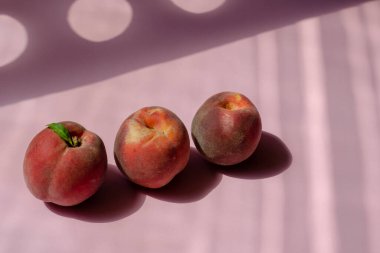 Şeftalili ve yuvarlak gölgeli geometrik kompozisyon. Üç olgun