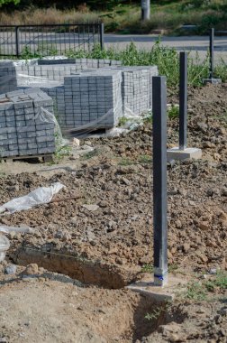 Çimento kaldırım kiremitleri. Betonlaşmış metal direkler. Sabit