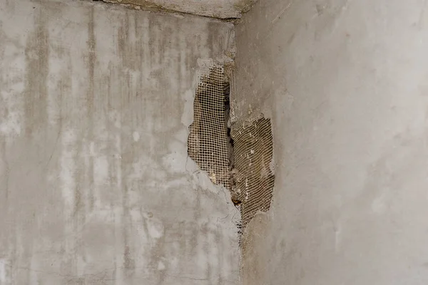 換気穴は壁のメッシュで覆われています 内部の壁や天井の交差点 修理と建設作業 部屋の中だ 選択的焦点 — ストック写真