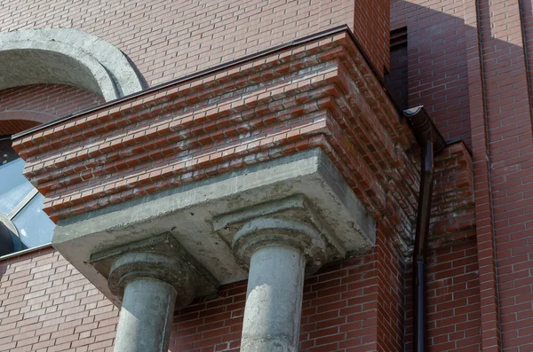 Budynek z czerwonej cegły z dwoma szarymi kolumnami. Betonowe kolumny. Drai! — Zdjęcie stockowe
