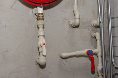 Kazan dairesindeki boru hatları. Kırmızı genişleme tankı, boru, valfler, ga