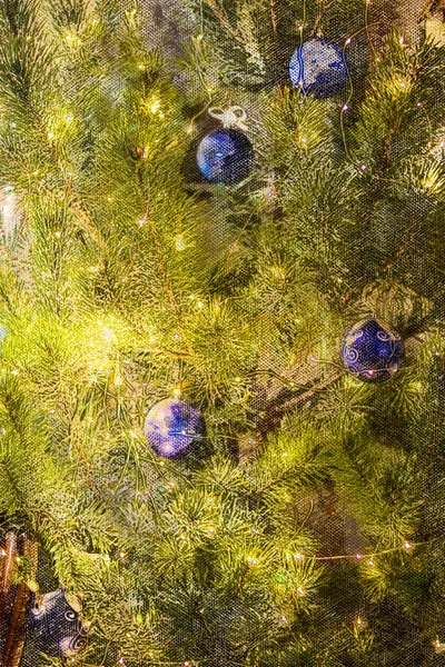 Kerstboom met blauwe ballonnen en gele slinger. Vrolijk Chri — Stockfoto