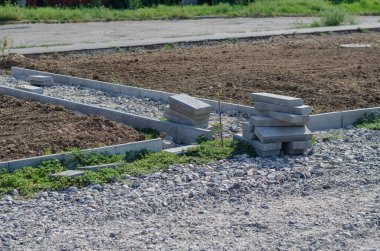 Arazi parseli. Yeni geçitlerin inşaatı. Gri beton