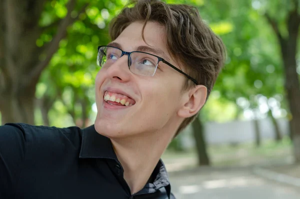 Porträt eines fröhlichen jungen Mannes mit Brille. Ein positives Du — Stockfoto