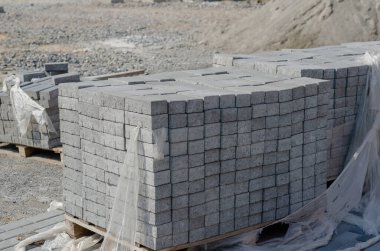 İnşaat alanında gri döşeme kiremitleri. Yeni süvariler