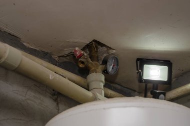 Kazan dairesinin tavanının altında borular var. Işıklar, hareketler.