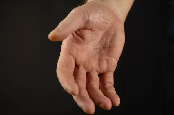 Gros plan d'une main d'homme tendue pour une poignée de main. Palme ouverte — Photo