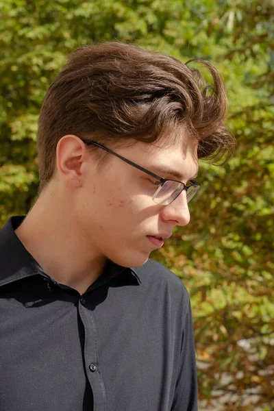 Portrait d'un jeune homme d'affaires devant les arbres d'automne. Ma... — Photo