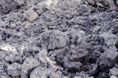 Kurumuş kum. Sıcak yaz güneşi tarafından kurutulmuş gri tanecikler..