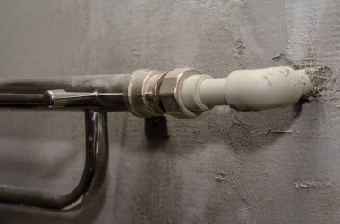 Tamir ve inşaat hizmetleri konsepti. Yine metal havlu rayı.