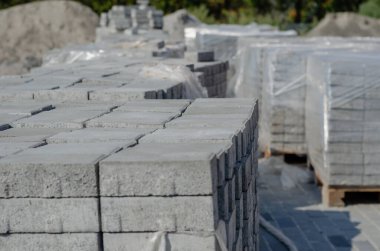 İnşaat malzemeleri deposu. Bir sürü gri asfalt
