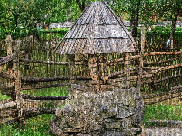 Un viejo pozo con techo de madera. Cerca de troncos alrededor del rústico patio trasero. Arquitectura rural antigua. Turismo, viajes. —  Fotos de Stock