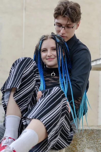 Happy heterosexual young couple. The woman with red sneakers sit — Stock Photo, Image