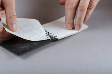 Sarmal defterden el güreşi kağıtları. Yetişkin erkek.