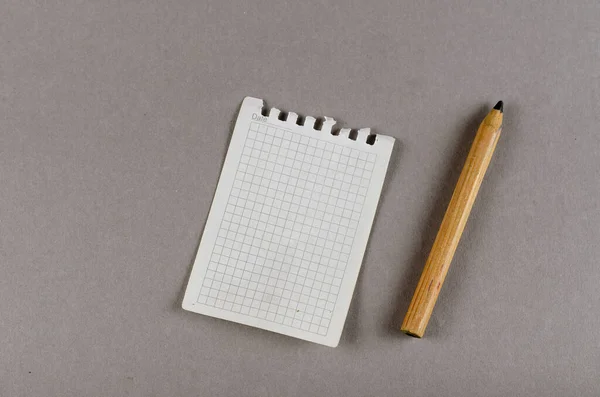 Tavasszal töltött noteszből és fa ceruzából letépett papír lap — Stock Fotó