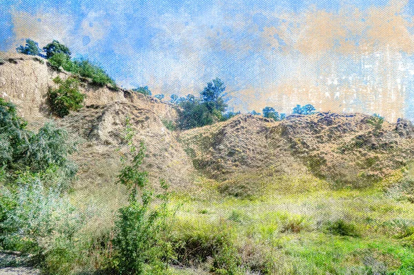 Kullar av grönt gräs och buskar. Blå sommarhimmel. Varm solig dag. Juli landskap. — Stockfoto