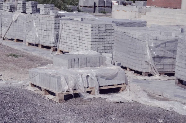 Construction site. Pallets of gray paving tiles on the construct — Stock Photo, Image