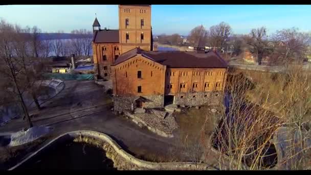 Fotografía aérea sobre el castillo junto al río — Vídeos de Stock