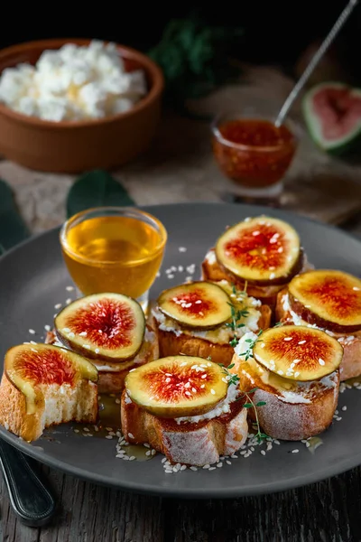 Fruit Toast Toasted Baguette Figs Goat Cheese Plate Honey Sesame — Stock Photo, Image