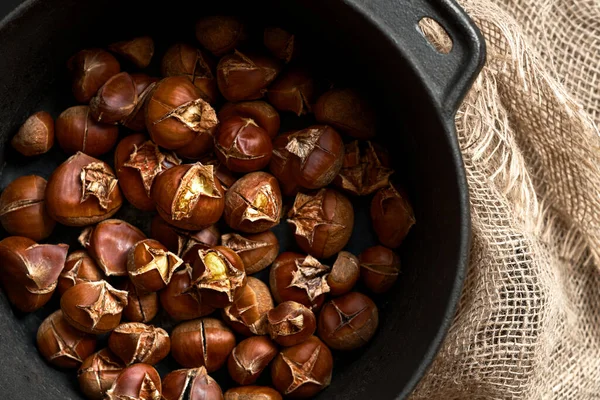 Castagne Fritte Incrinate Una Padella Fondo Nero Iuta Vista Dall — Foto Stock