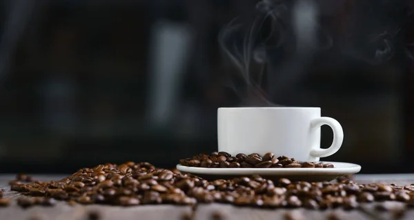 Taza Blanca Con Café Expreso Granos Una Mesa Oscura Madera — Foto de Stock