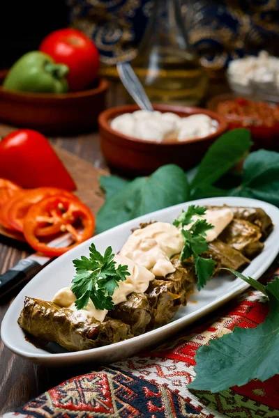 Cuisine Méditerranéenne Dolma Dans Une Assiette Avec Coriandre Fraîche Sauce — Photo