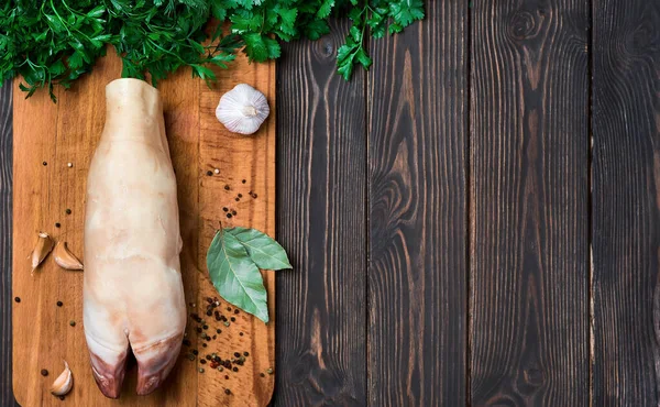 Geleneksel hash çorbası mevsimsel yemeği için çiğ et toynakları. Bir tabak haşlanmış inek bacağı, hash, bir orta doğu yemeği, Türkiye ve Kafkasya Tepesi manzarası, fotokopi alanı olan ahşap arka plan