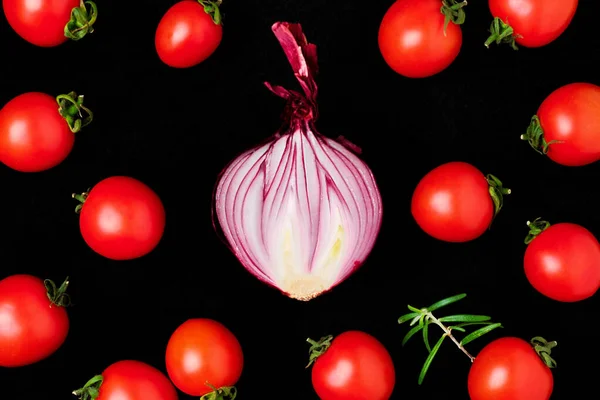 Pomodori Ciliegini Freschi Mezza Cipolla Rosa Isolata Fondo Nero Vista — Foto Stock