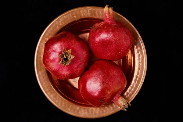 Vlak Gelegd Met Verse Granaatappels Een Koperen Metalen Plaat Tegen — Stockfoto