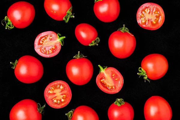Tomates Cerises Fraîches Isolées Sur Fond Noir Entières Coupées Deux — Photo