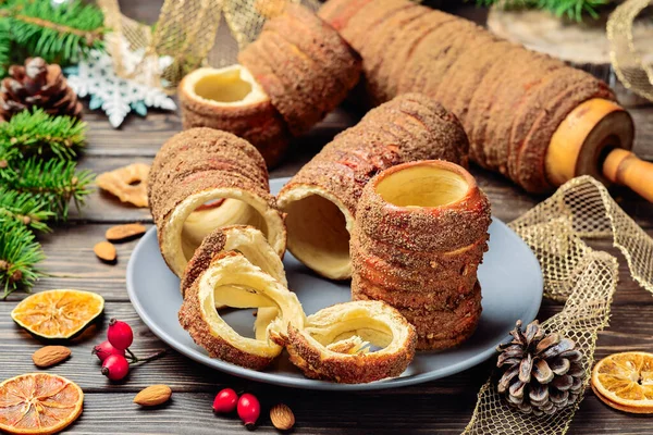 Trdelnik Pieczony Przysmak Rożnie Węglu Drzewnym Cukrem Cynamonem Wanilią Świąteczne — Zdjęcie stockowe