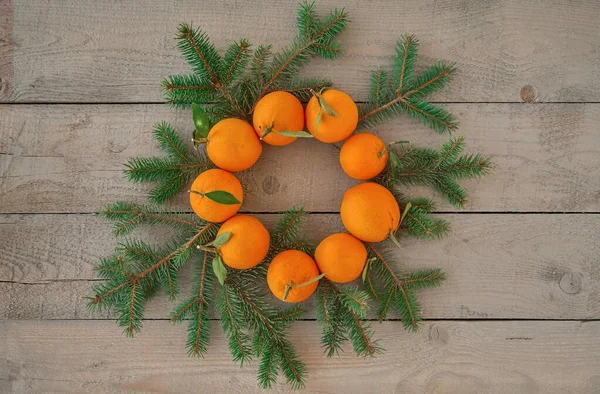 Julkrans Från Apelsiner Och Gran Grenar Platt Läggning Alternativa Dekorationer — Stockfoto