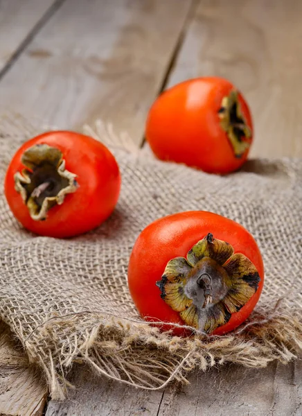 Zralé Chutné Pomerančové Perimony Čerstvý Persimmon Rohožce Zblízka Dřevěný Rustikální — Stock fotografie