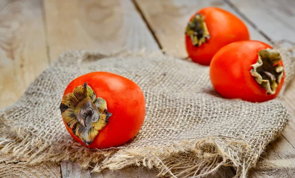 Zralé Chutné Pomerančové Perimony Čerstvý Persimmon Rohožce Zblízka Dřevěný Rustikální — Stock fotografie