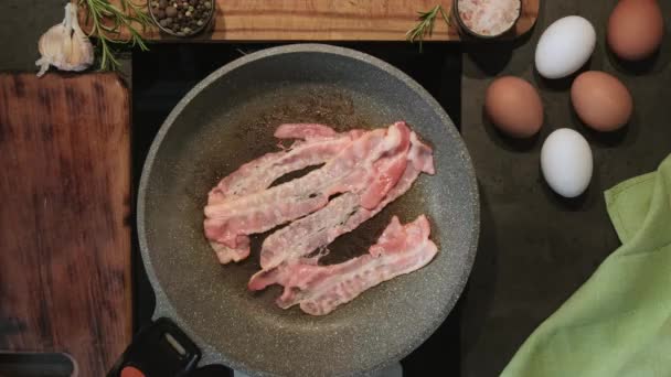 Frite Pedaços Bacon Uma Frigideira Vista Superior Ovos Sal Pimenta — Vídeo de Stock